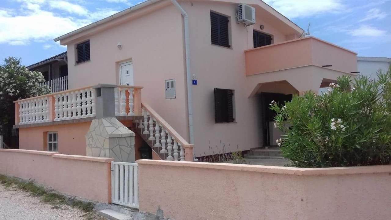 Lana Apartment Vir